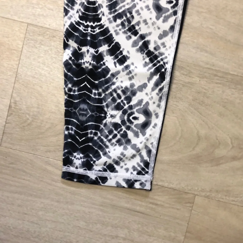 Victoria's Secret Black and White Tie Dye Leggings Athletic Fit
